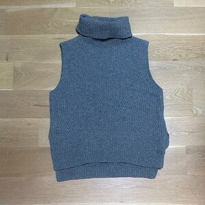 Madewell Gray Sleeveless Turtleneck Sweater. 100% merino wool. Side slit details